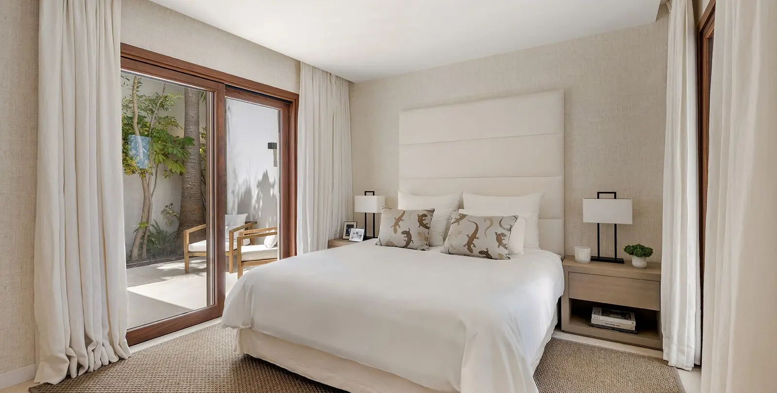 Продажа  отдельно стоящей виллы в Las Brisas 25