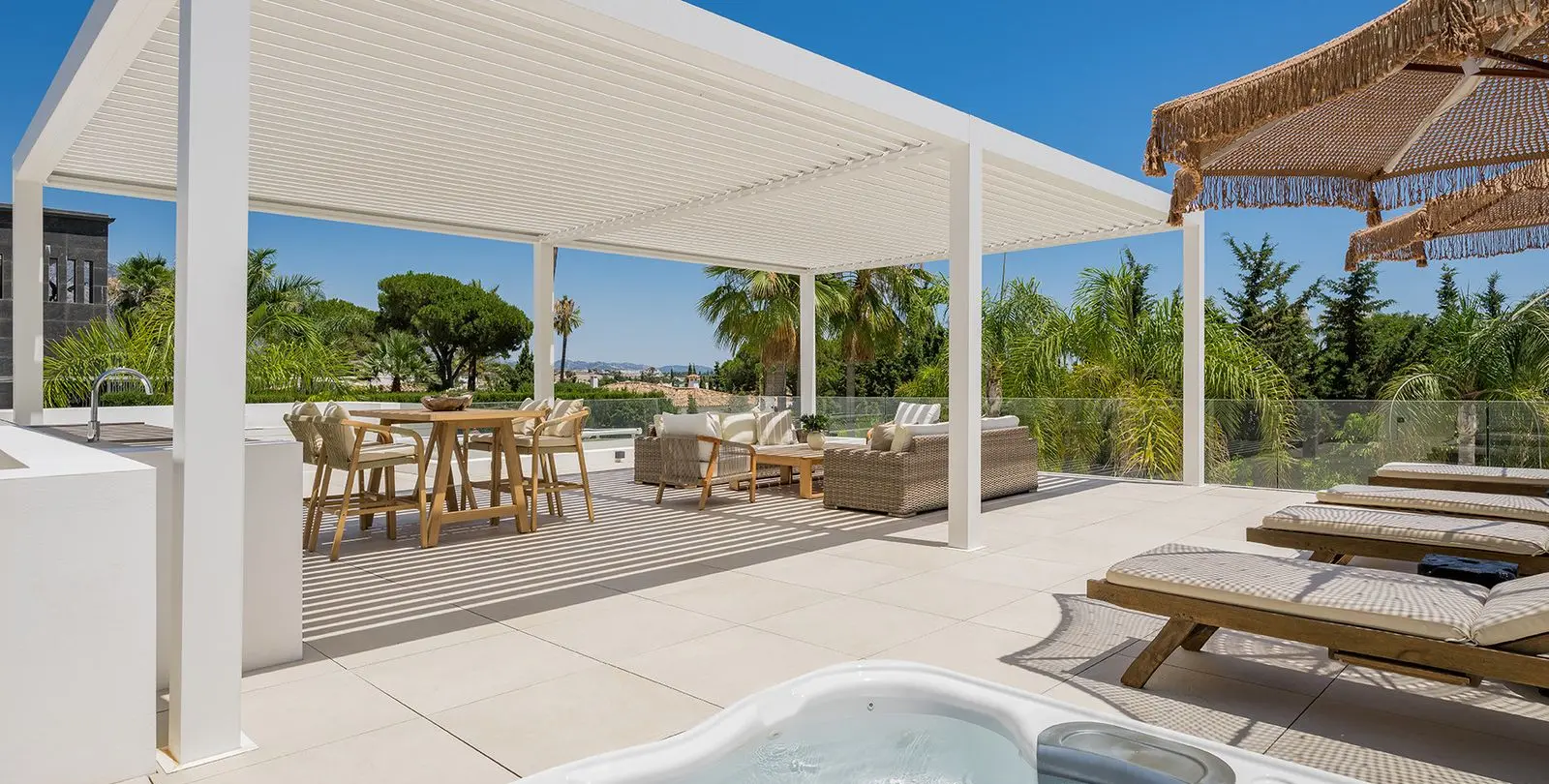 Продажа  отдельно стоящей виллы в Las Brisas 56