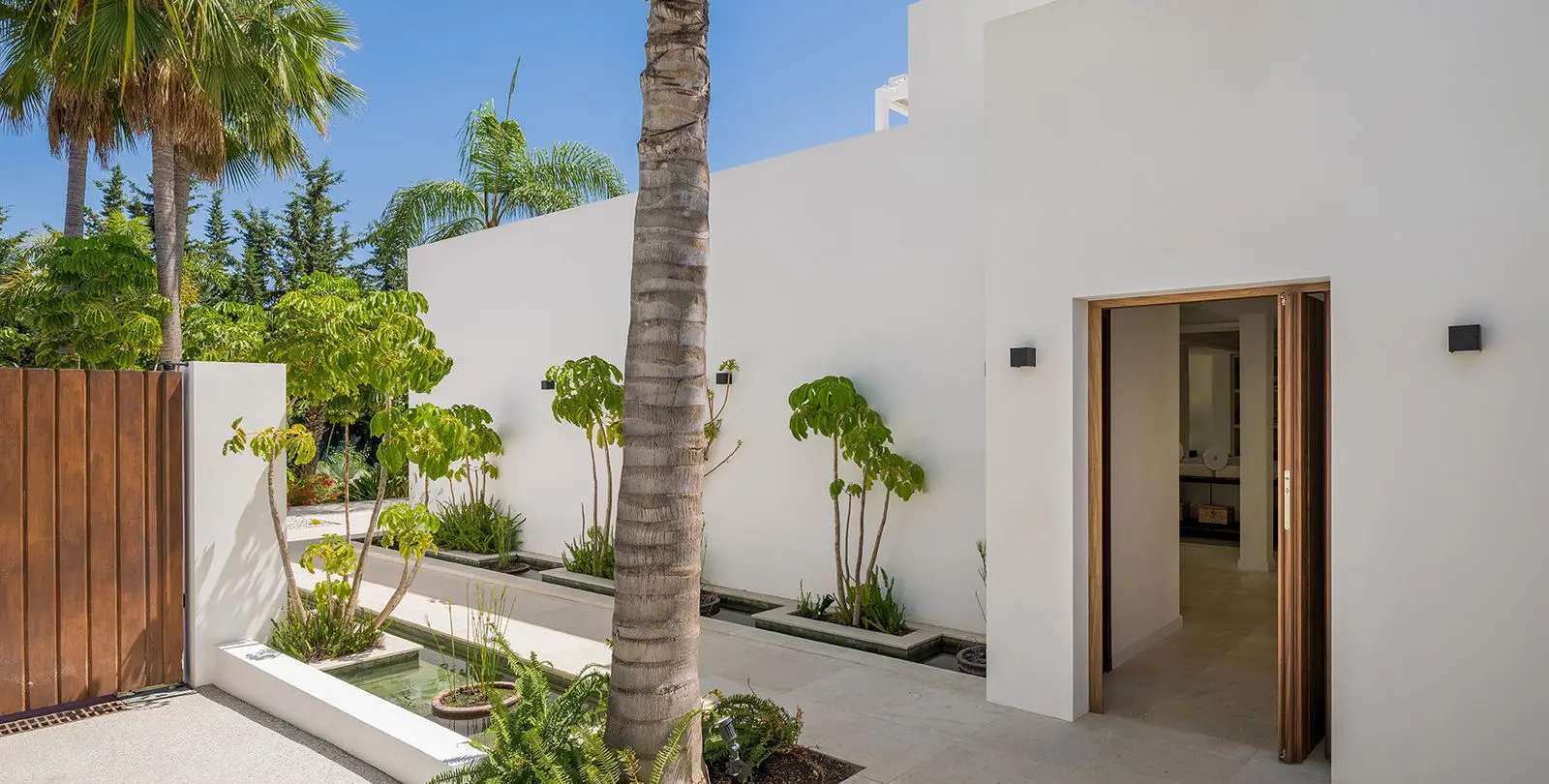 Продажа  отдельно стоящей виллы в Las Brisas 74