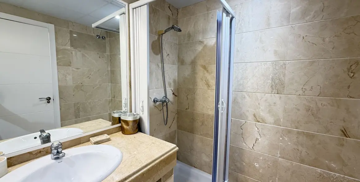 Venta de apartamento en planta baja en Aloha 9