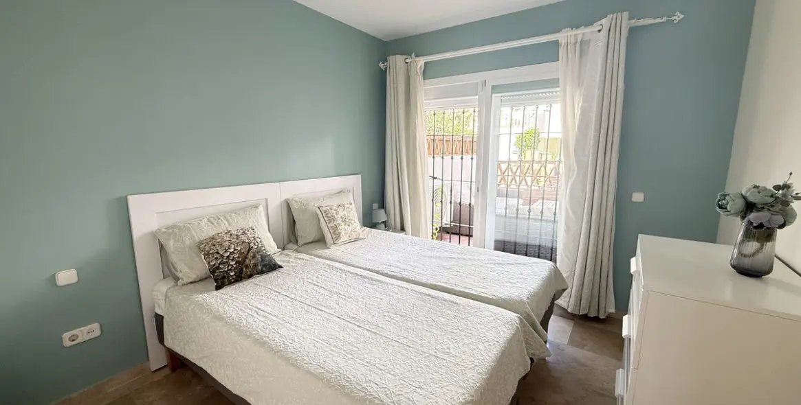 Venta de apartamento en planta baja en Aloha 10