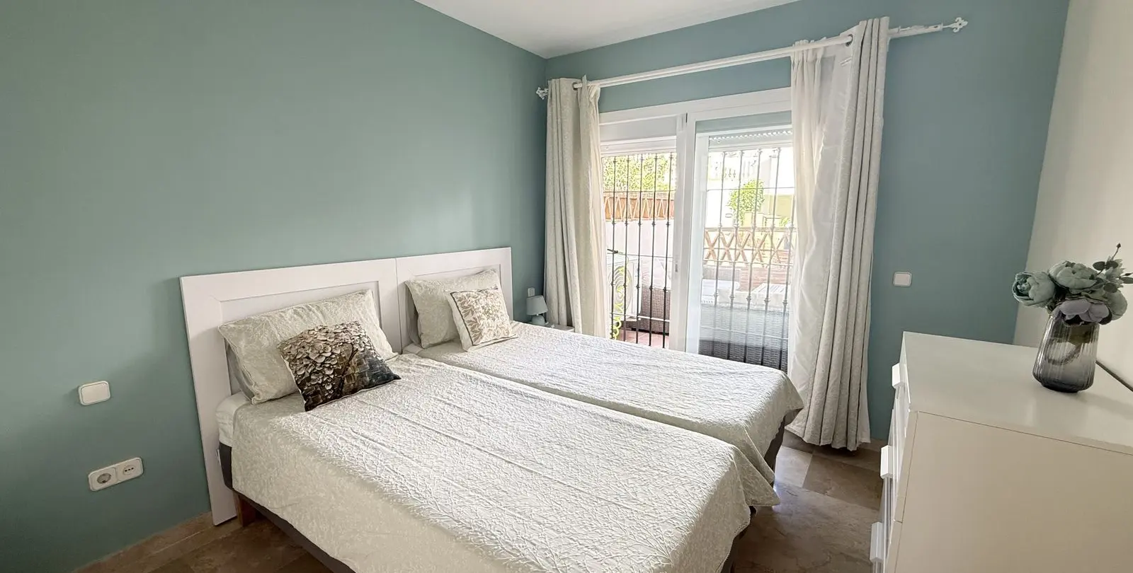 Sale of ground floor apartment in Aloha 10