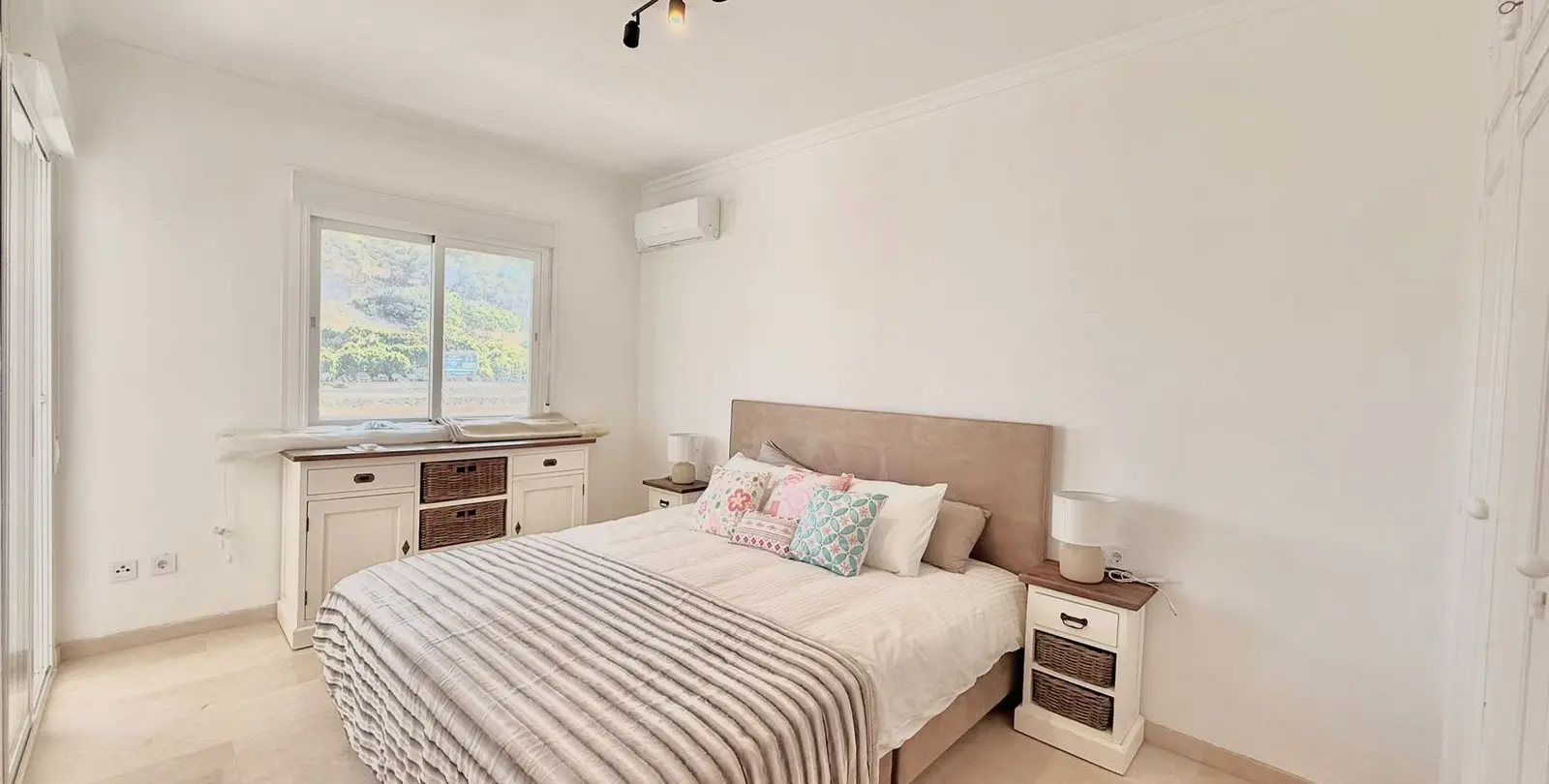 Sale of middle floor apartment in Fuengirola 15