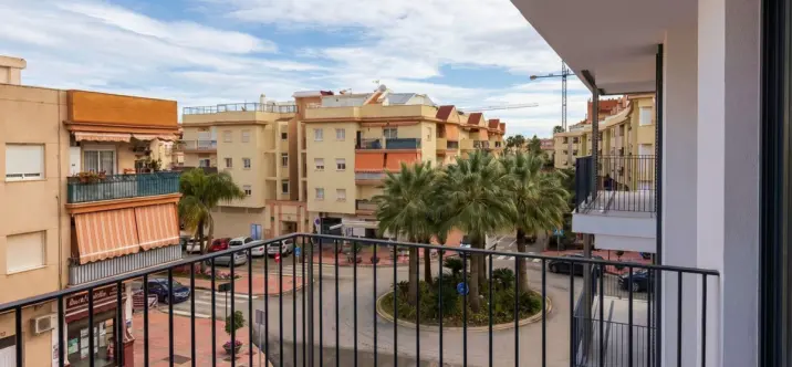 Venta de apartamento en planta media en Estepona 3