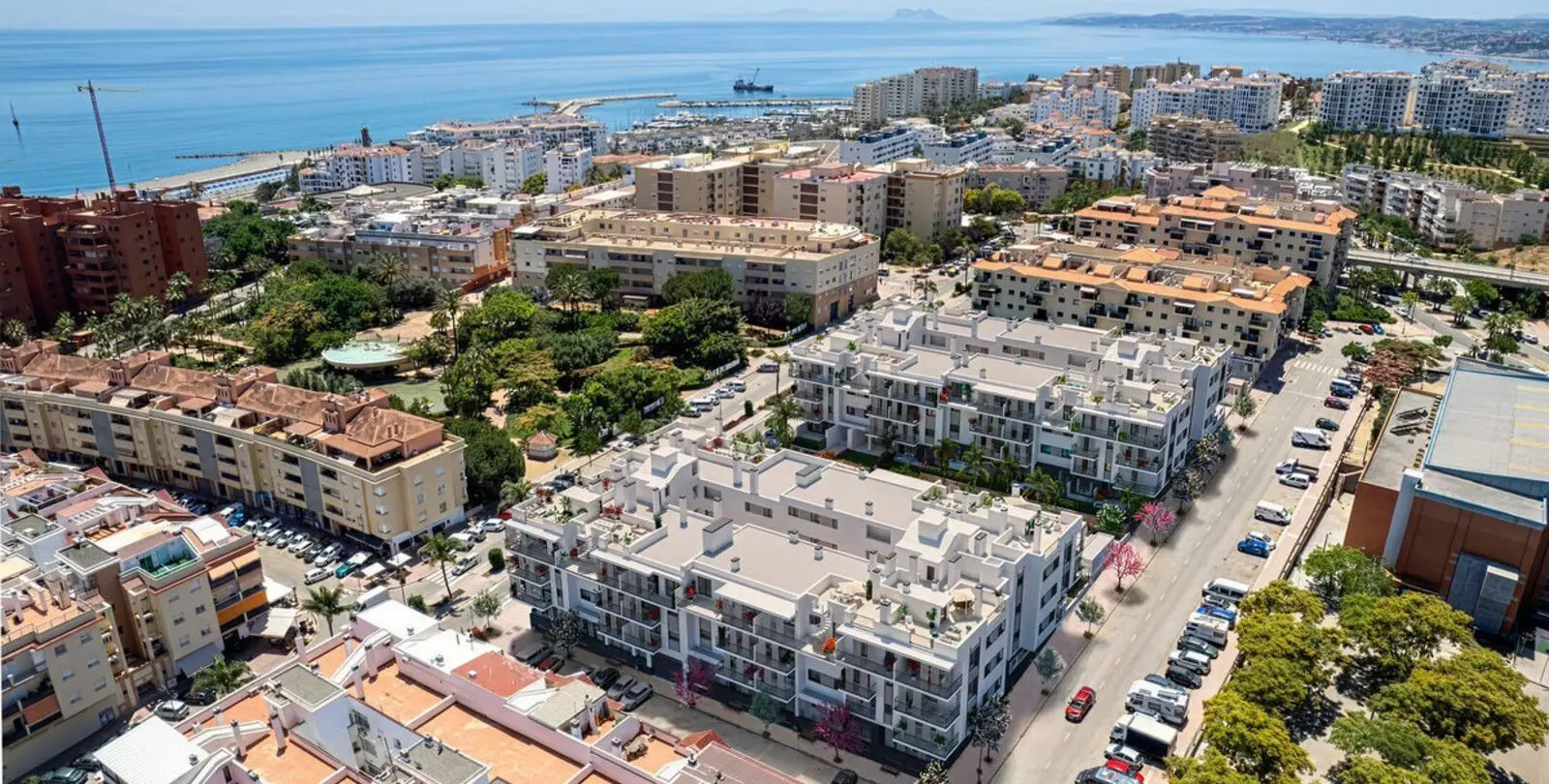 Venta de apartamento en planta media en Estepona 2
