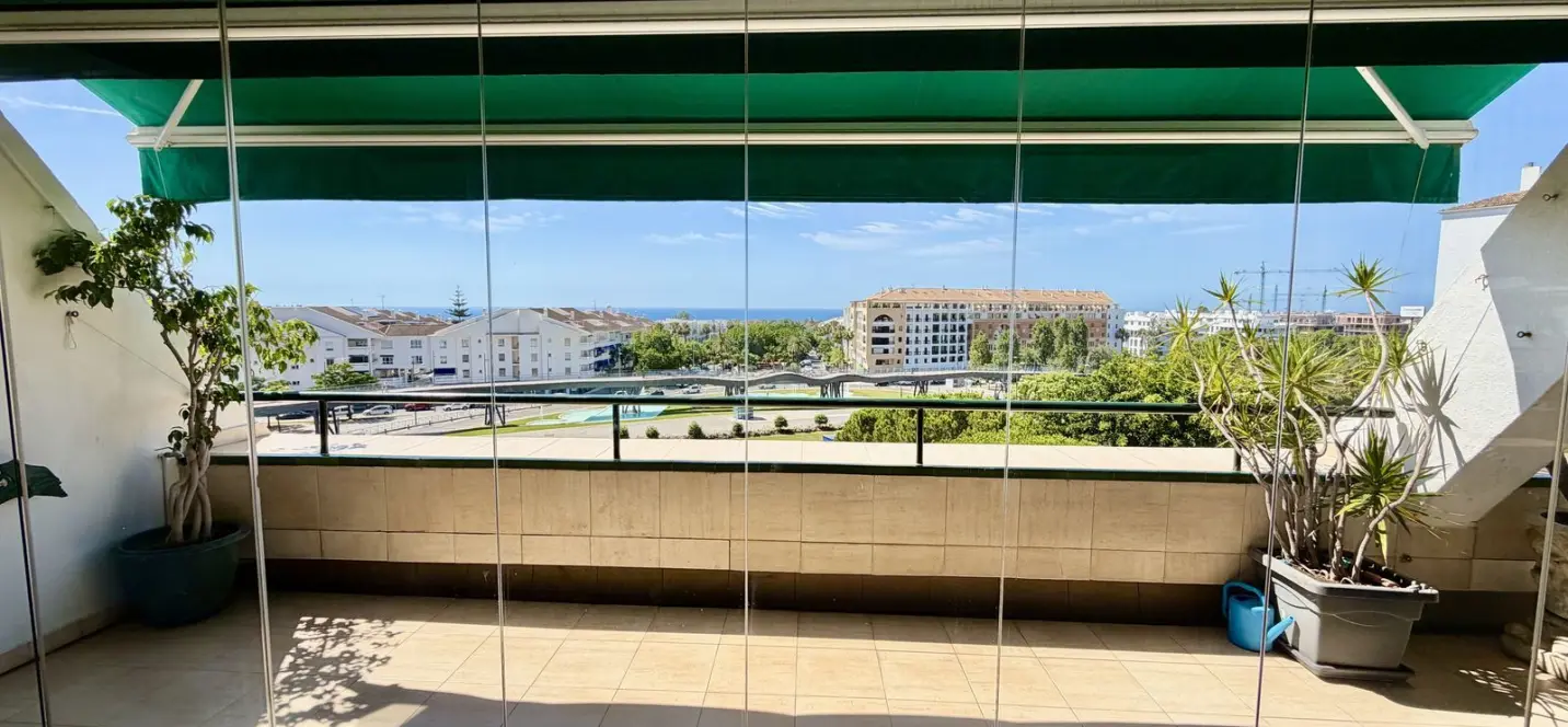 Sale of middle floor apartment in San Pedro de Alcántara 2