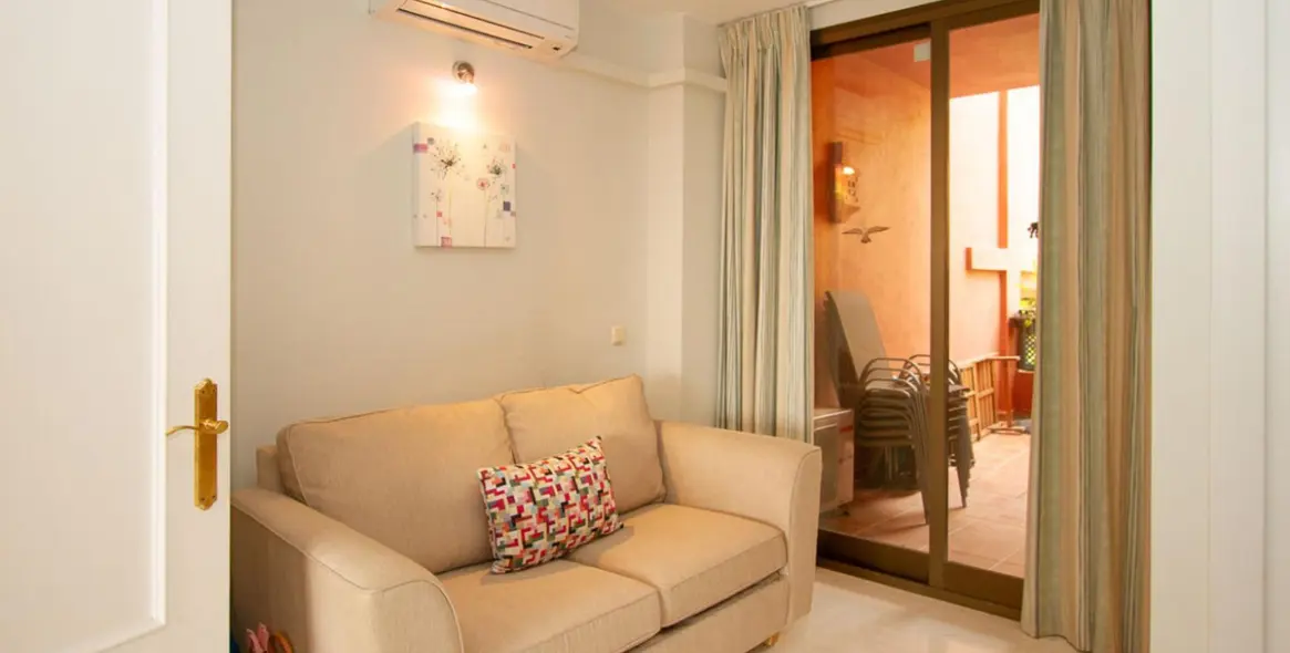 Sale of middle floor apartment in La Mairena 17