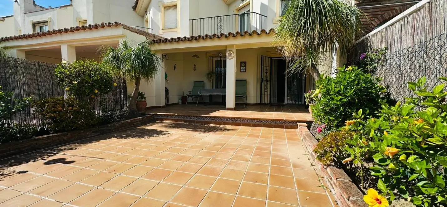 Venta de adosado en Sierrezuela 0