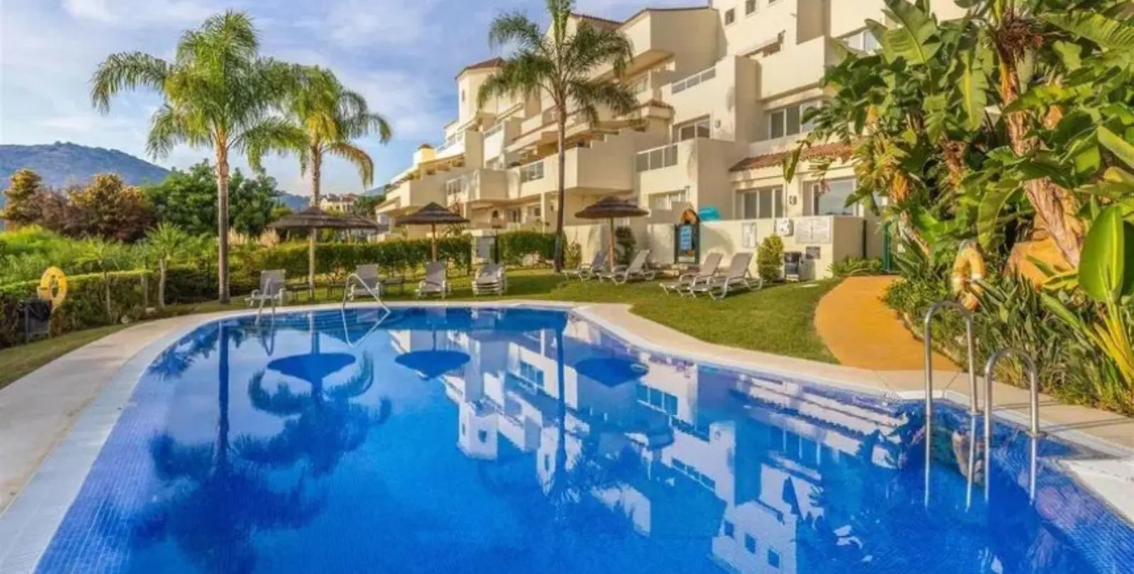 Sale of ground floor apartment in Benahavís 1