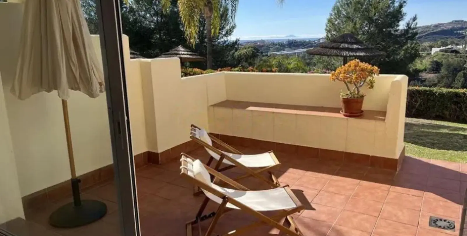 Sale of ground floor apartment in Benahavís 10