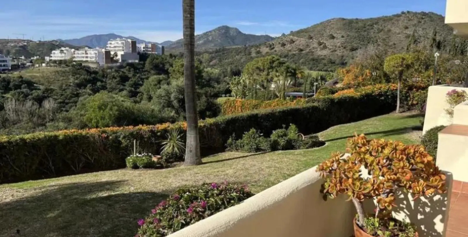 Sale of ground floor apartment in Benahavís 12