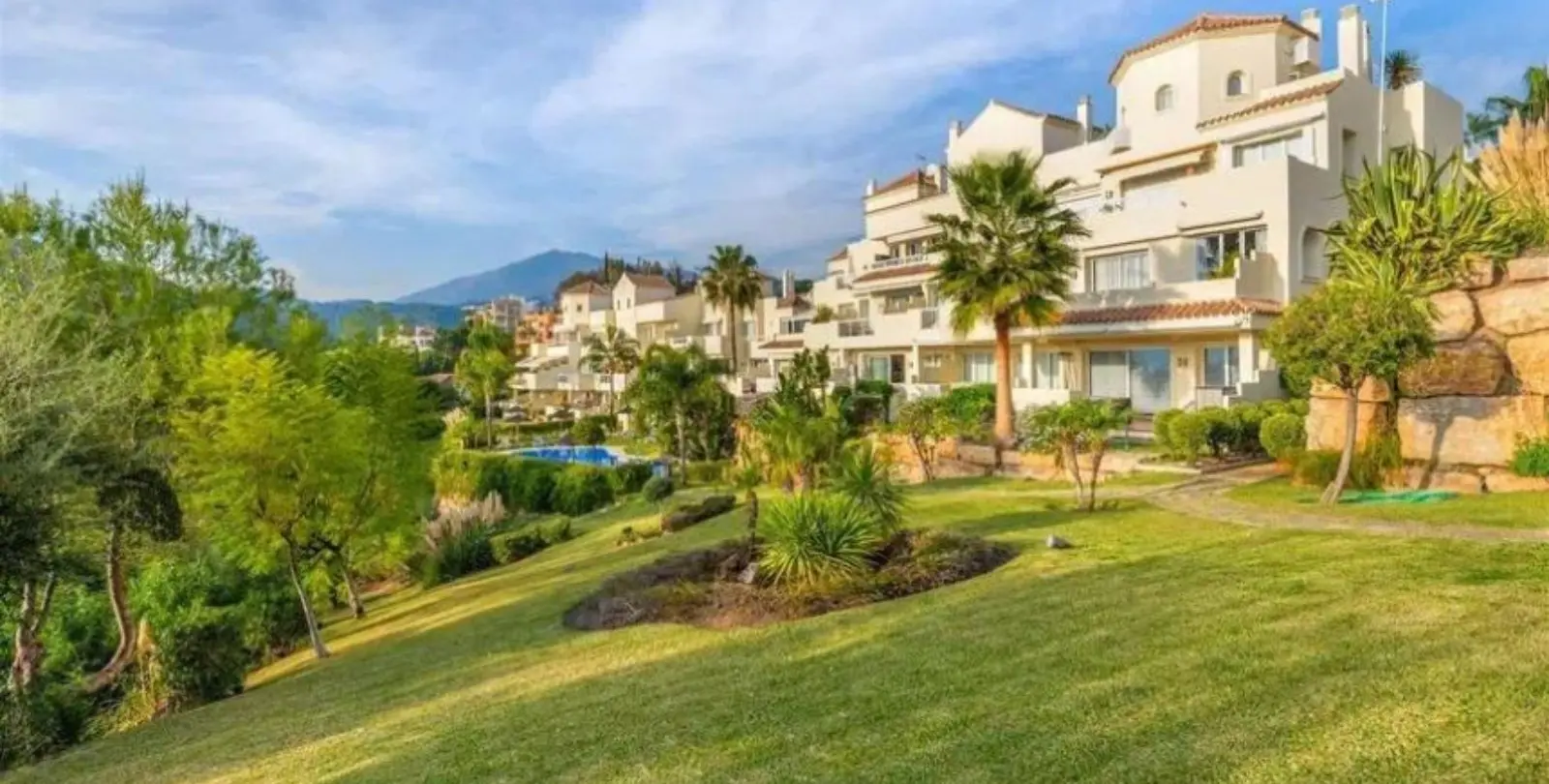 Sale of ground floor apartment in Benahavís 16