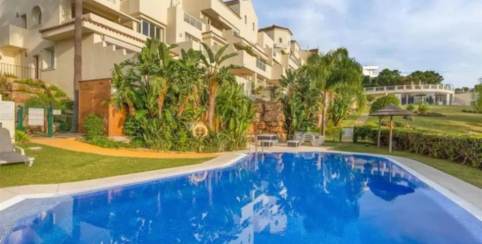 Sale of ground floor apartment in Benahavís 25
