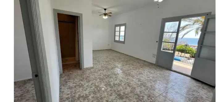 Venta de apartamento en planta media en Estepona 2