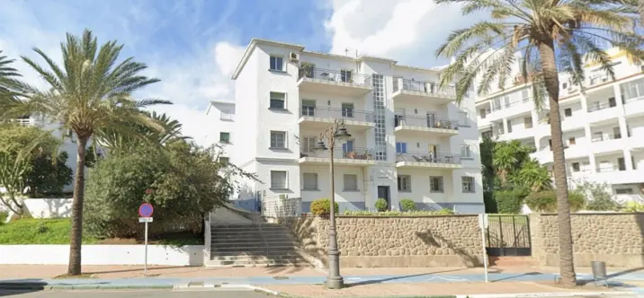 Venta de apartamento en planta media en Estepona 3