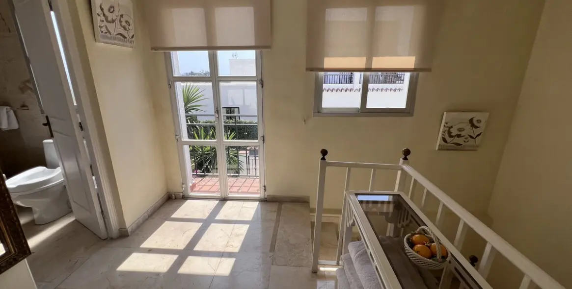 Sale of townhouse in El Paraiso 10