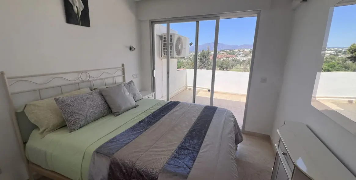 Sale of townhouse in El Paraiso 12