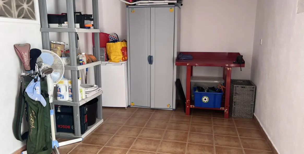 Sale of townhouse in El Paraiso 18