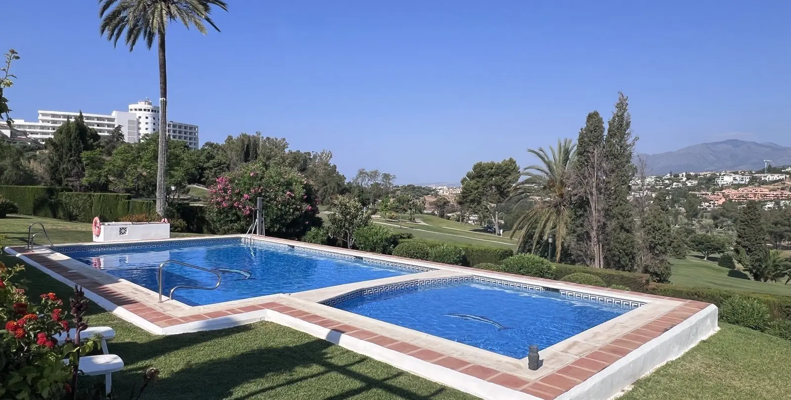 Sale of townhouse in El Paraiso 3