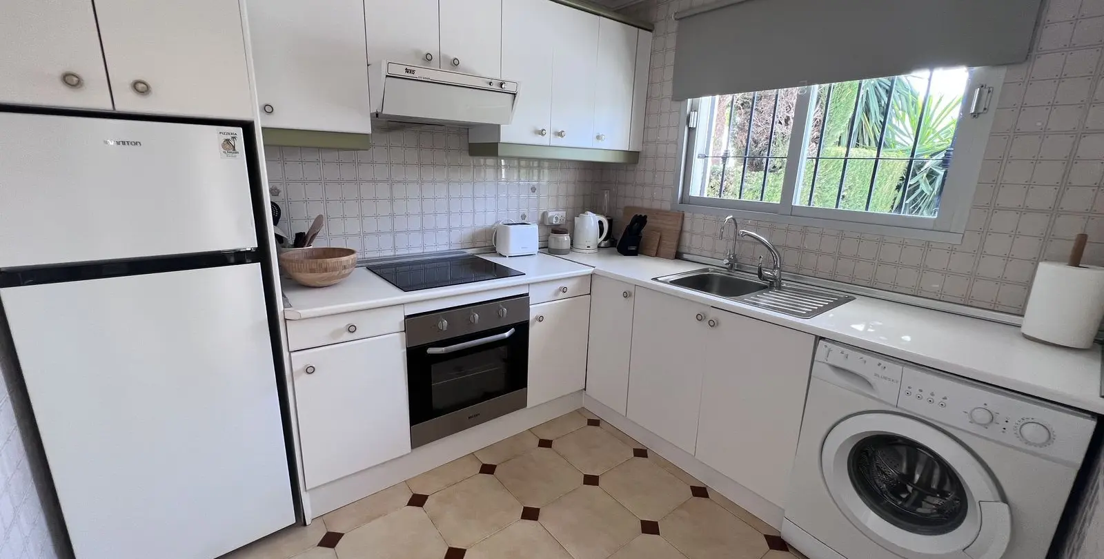 Sale of townhouse in El Paraiso 7