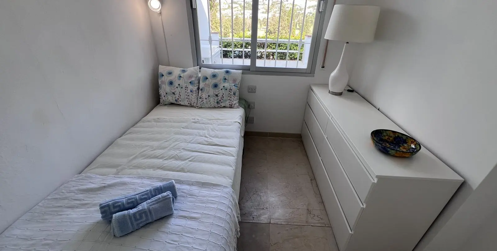 Sale of townhouse in El Paraiso 8