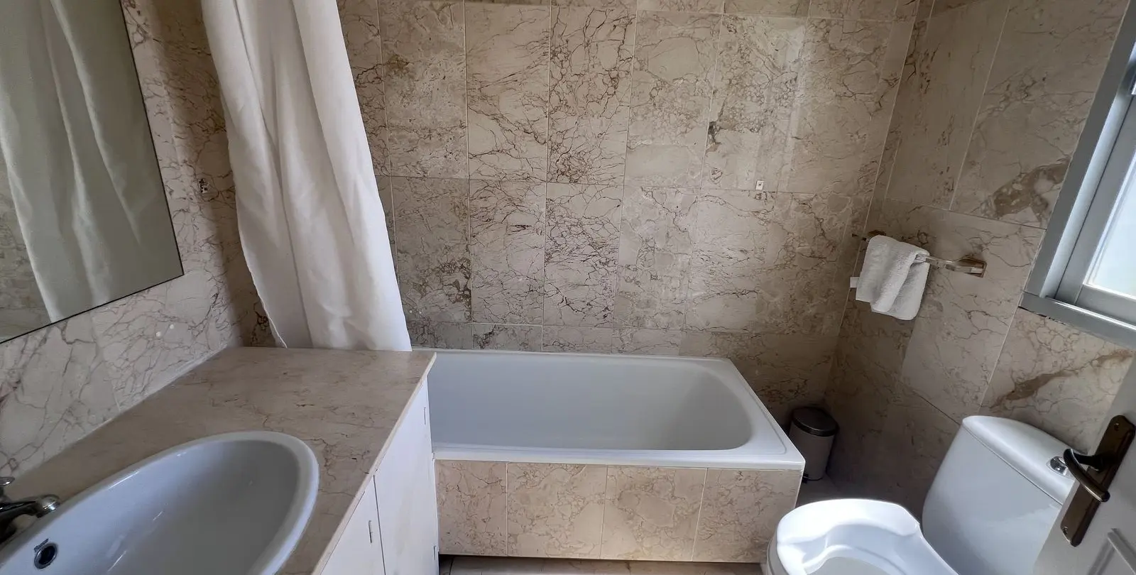 Sale of townhouse in El Paraiso 11