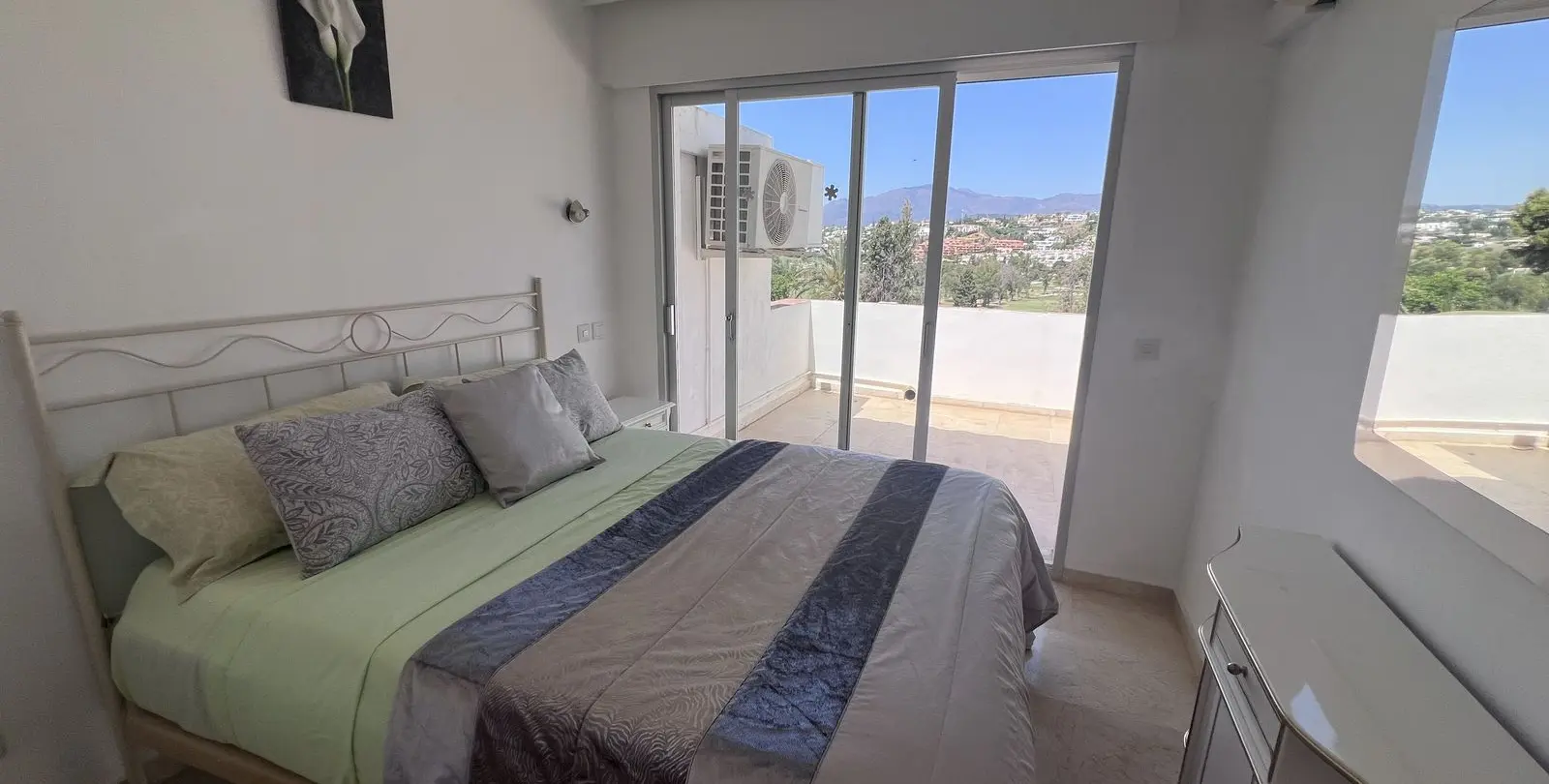 Sale of townhouse in El Paraiso 12