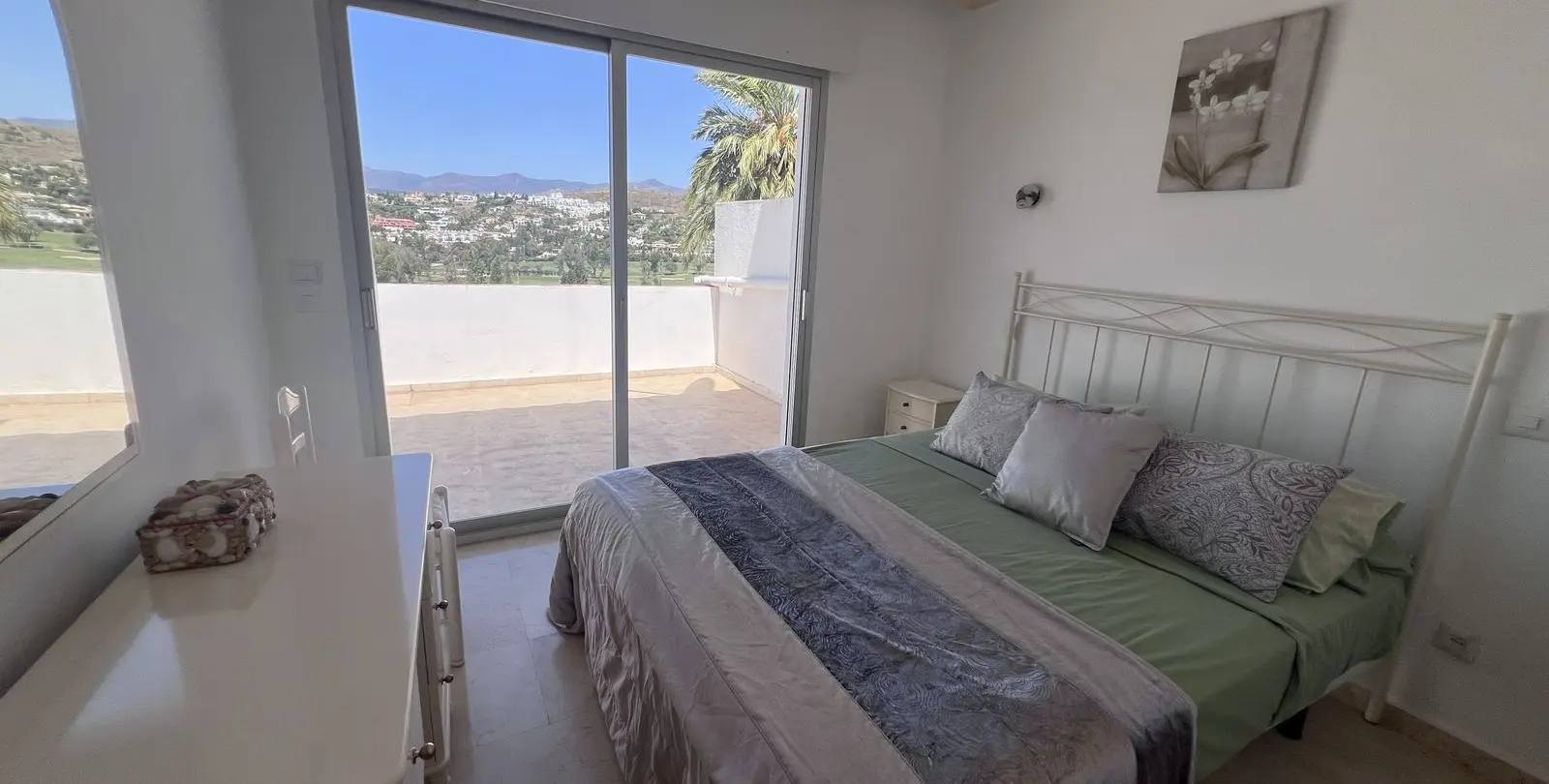 Sale of townhouse in El Paraiso 13