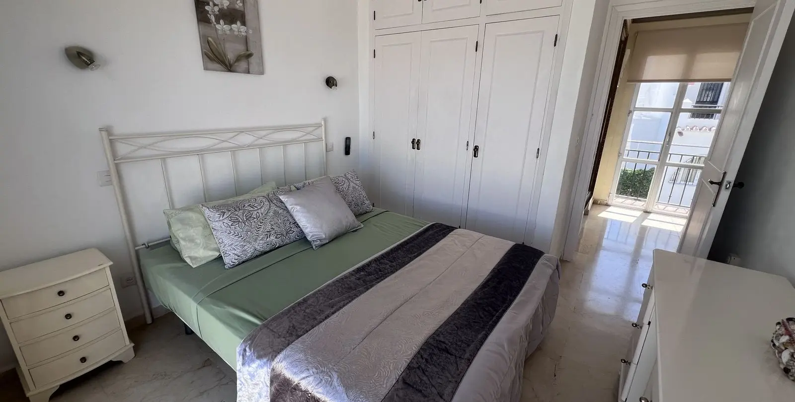 Sale of townhouse in El Paraiso 14