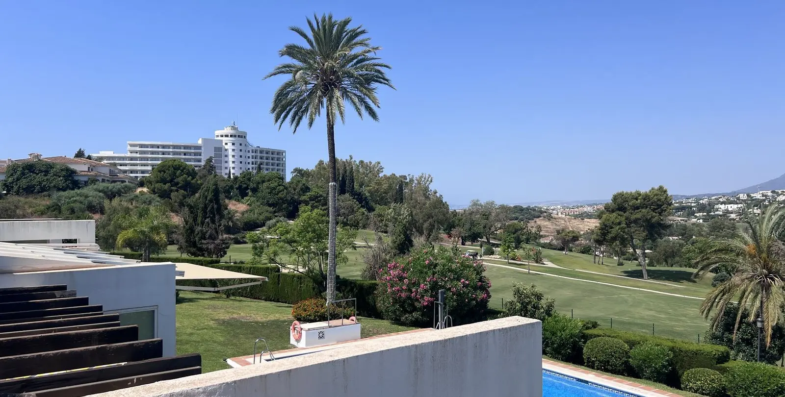 Sale of townhouse in El Paraiso 15