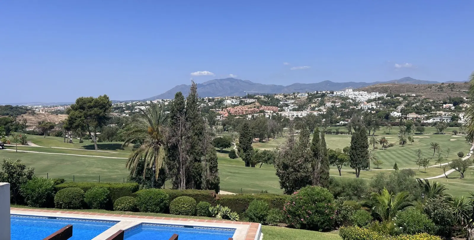 Sale of townhouse in El Paraiso 16
