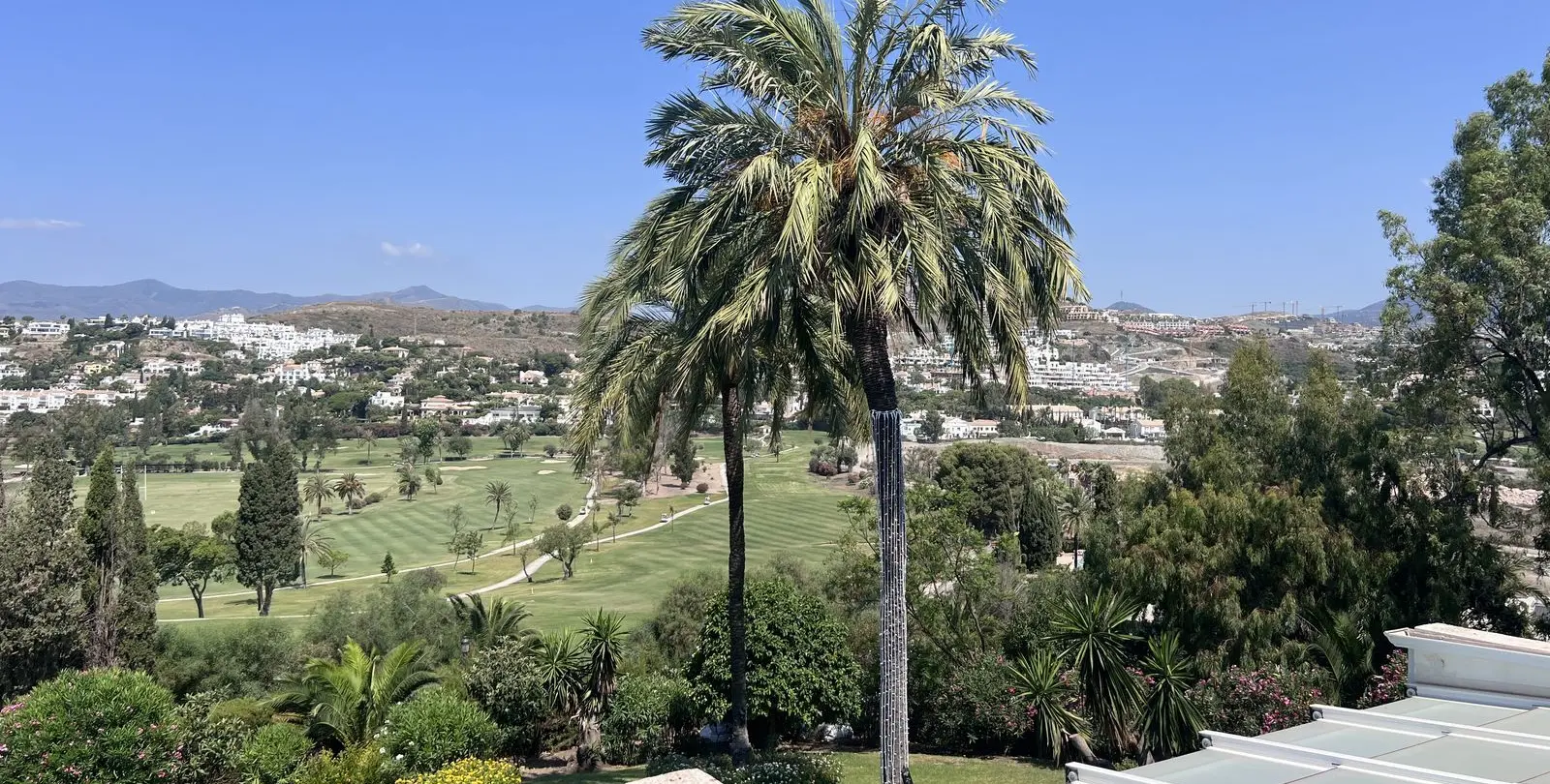 Sale of townhouse in El Paraiso 17