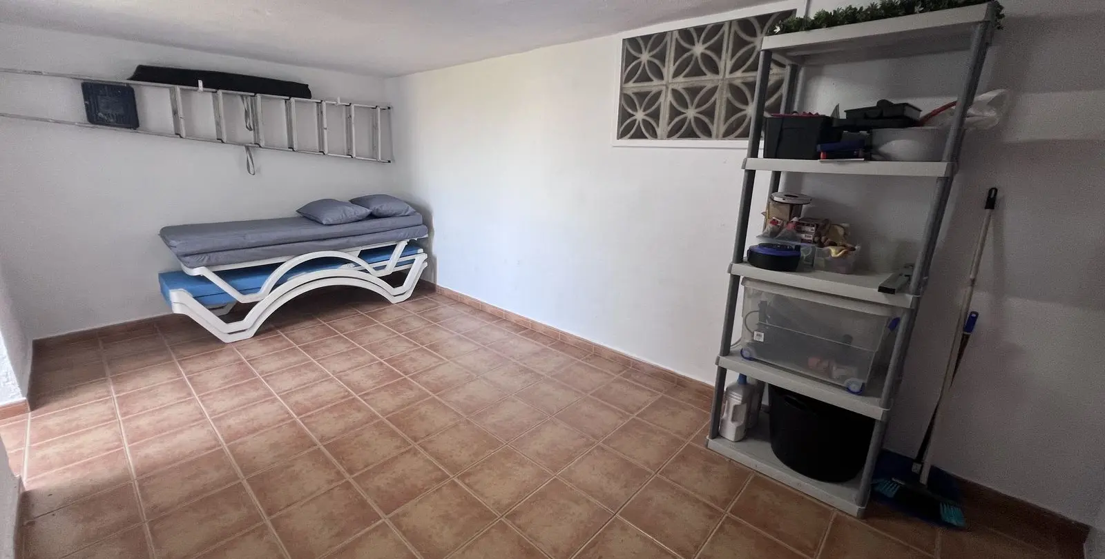 Sale of townhouse in El Paraiso 19