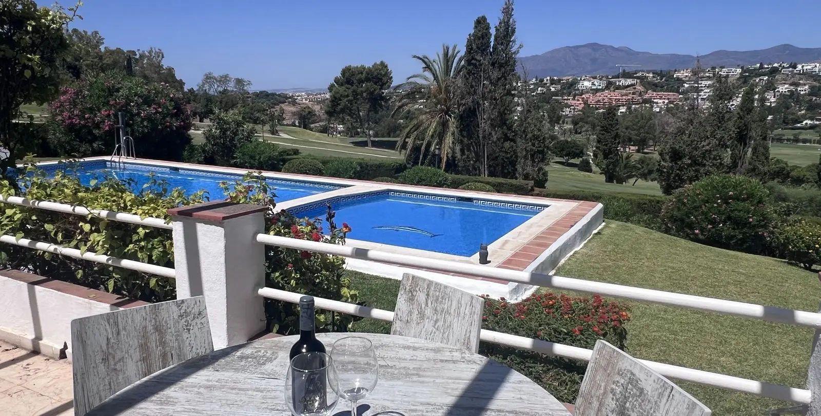 Sale of townhouse in El Paraiso 21