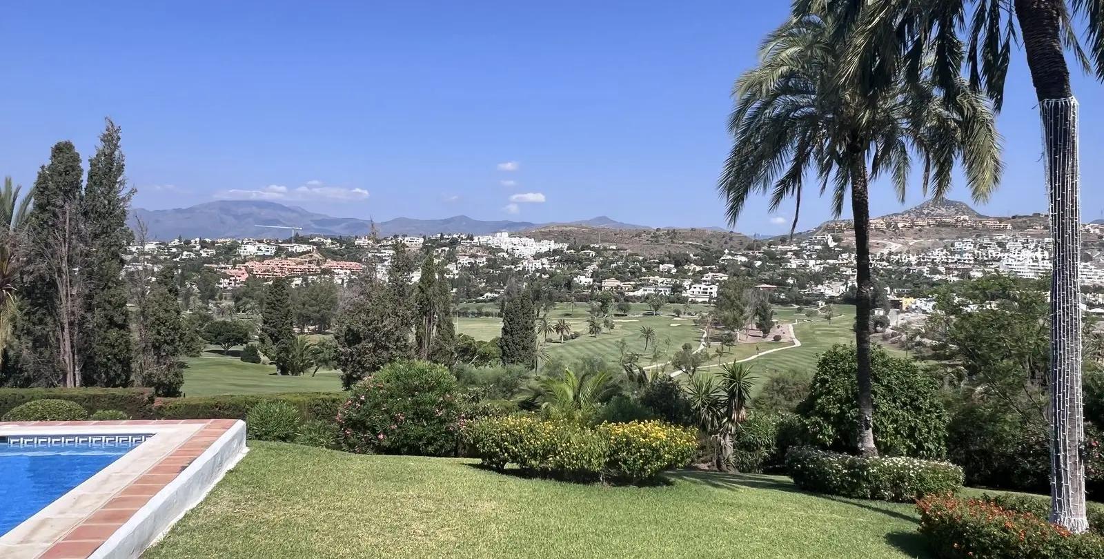 Sale of townhouse in El Paraiso 23