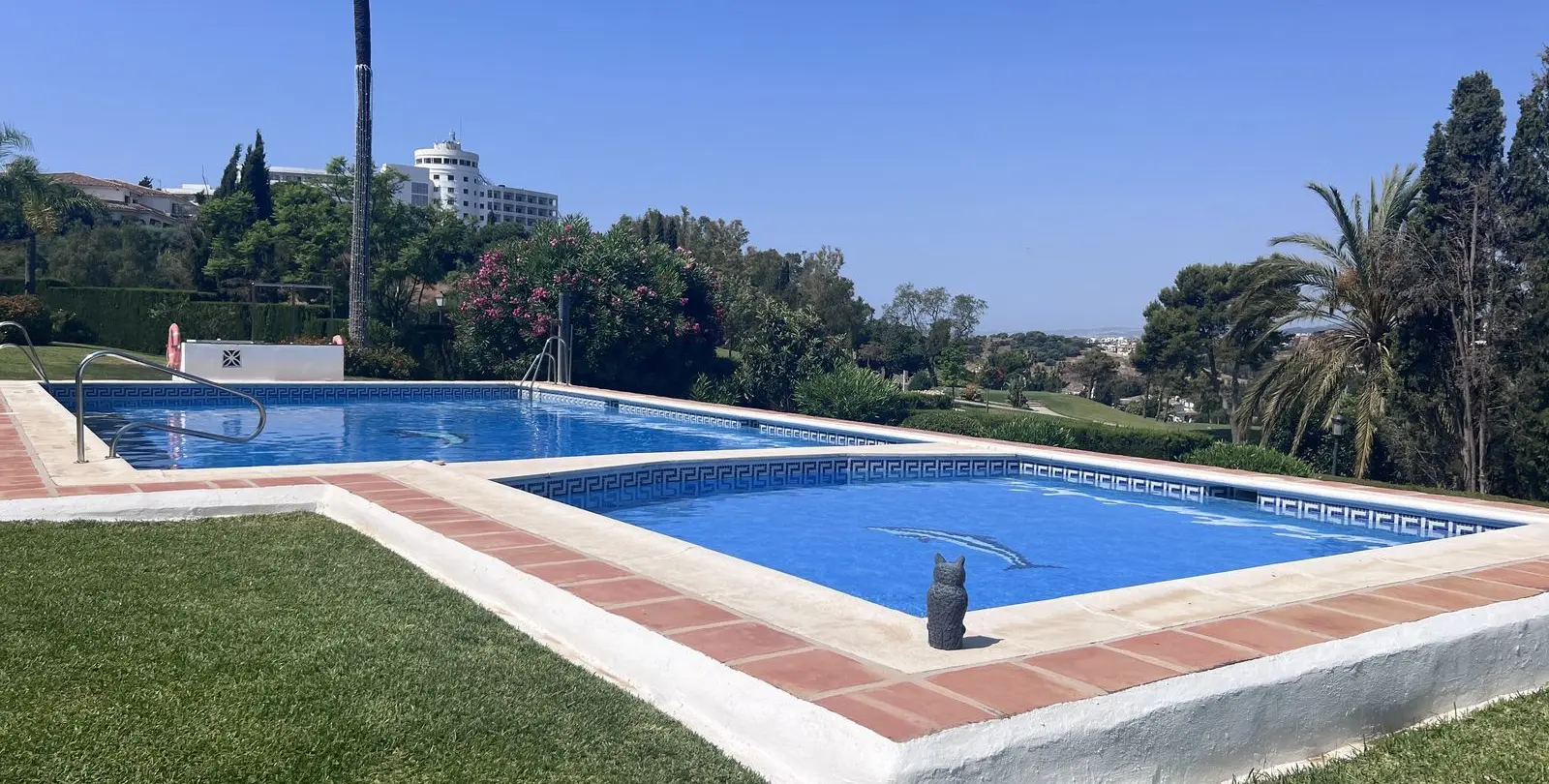 Sale of townhouse in El Paraiso 24