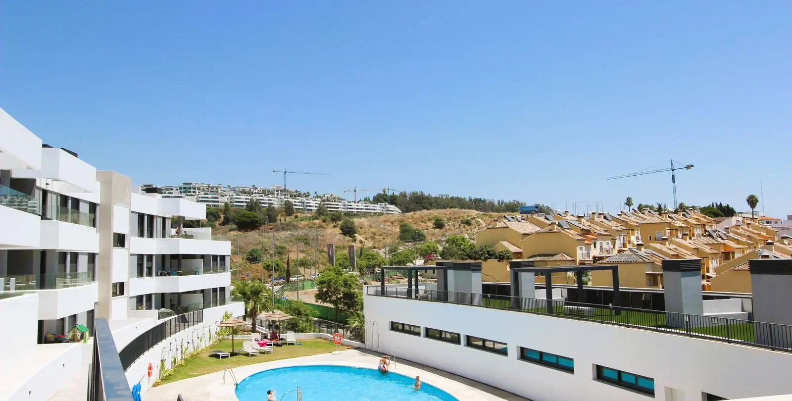 Sale of middle floor apartment in Estepona 1