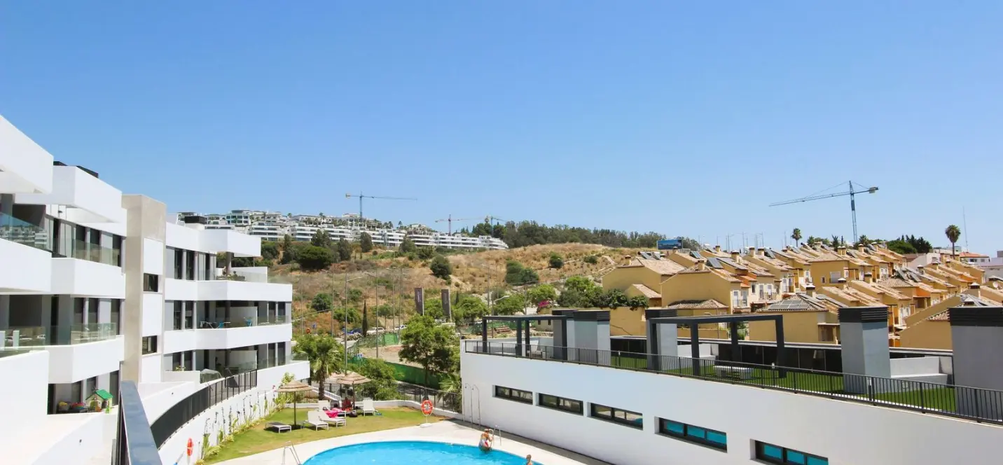 Продажа апартаментов на среднем этаже в Estepona 0