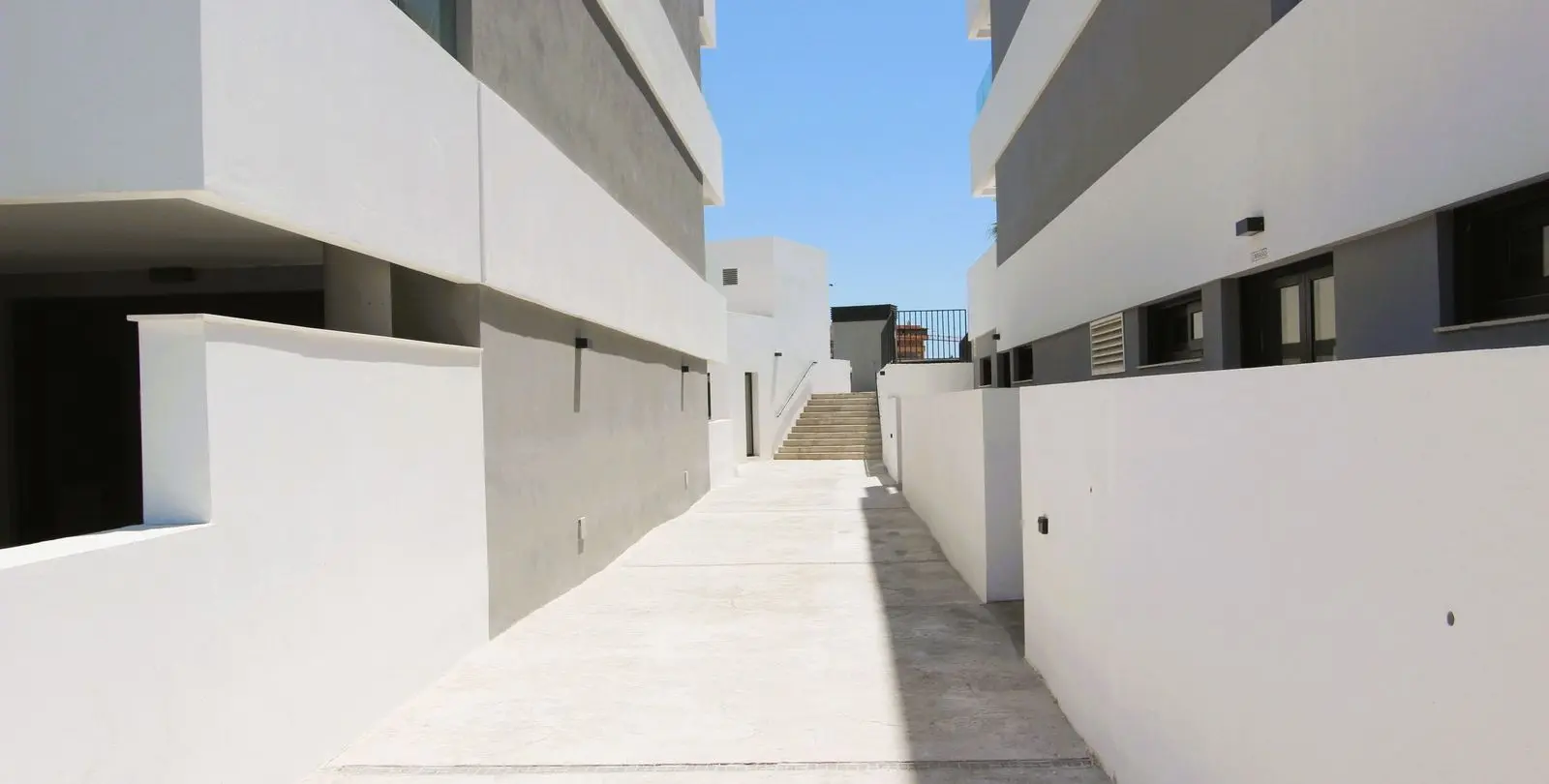 Sale of middle floor apartment in Estepona 6