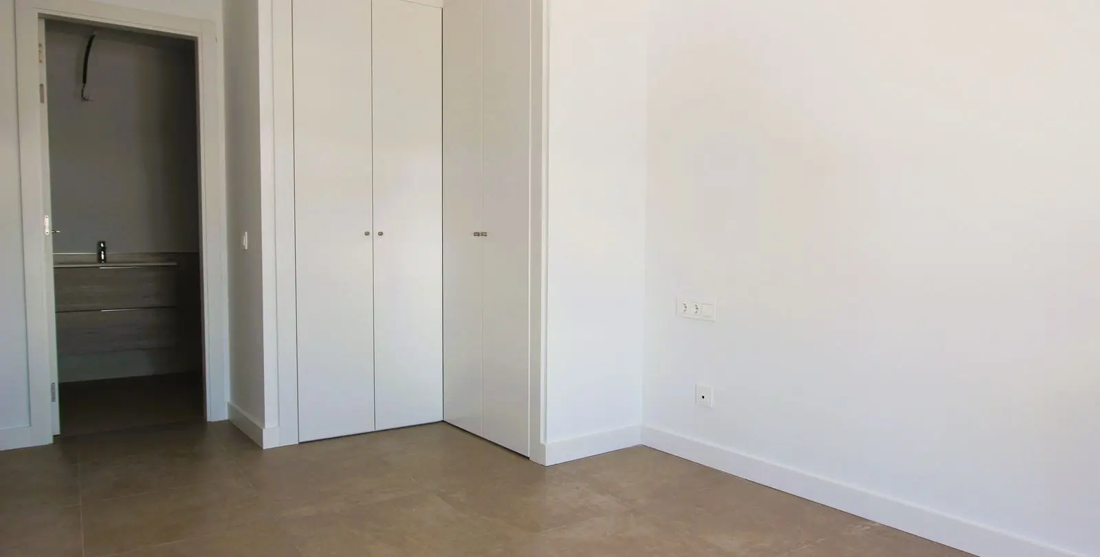 Sale of middle floor apartment in Estepona 21