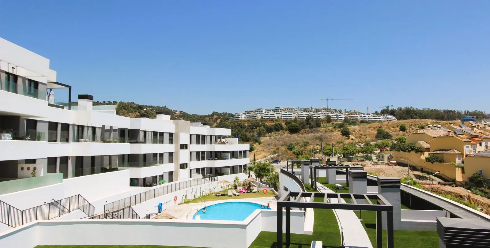 Sale of middle floor apartment in Estepona 24