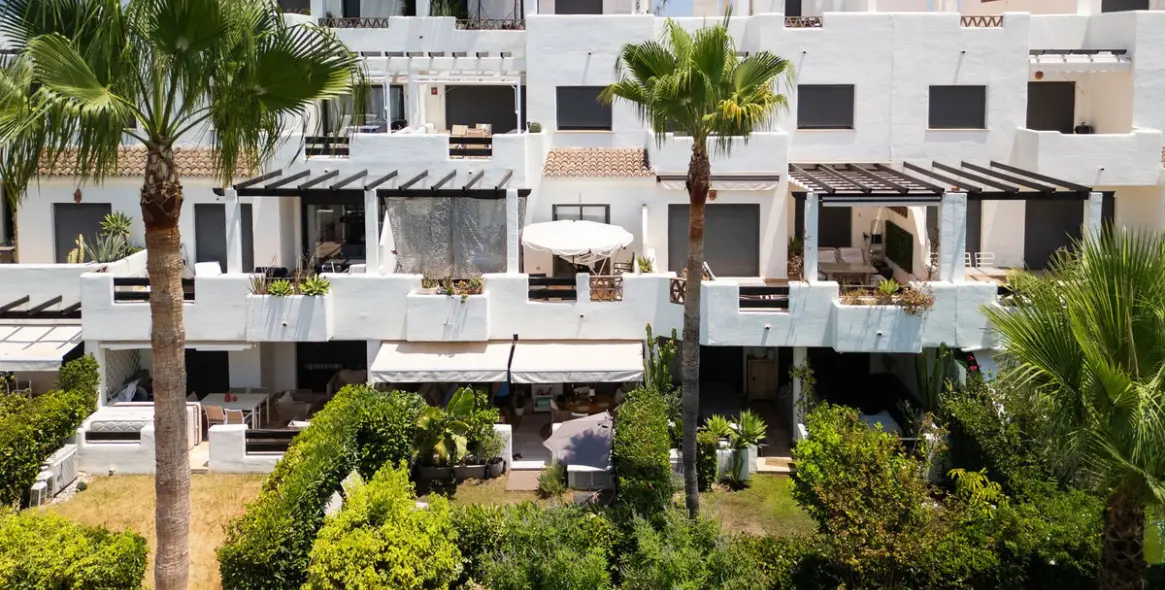 Venta de apartamento en planta baja en Selwo 1