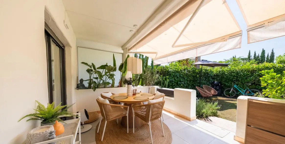 Venta de apartamento en planta baja en Selwo 3