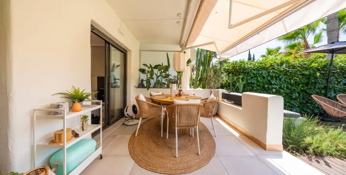 Venta de apartamento en planta baja en Selwo 7
