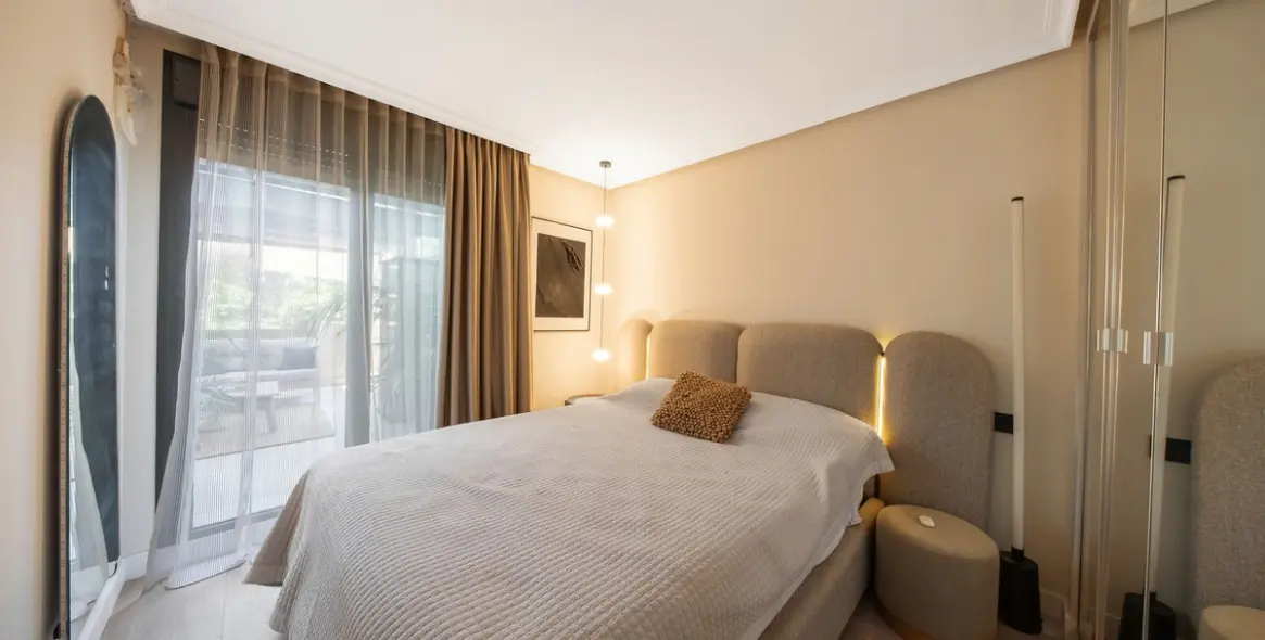 Venta de apartamento en planta baja en Selwo 10
