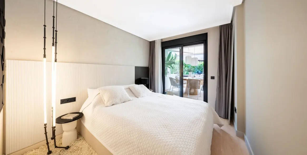 Venta de apartamento en planta baja en Selwo 14