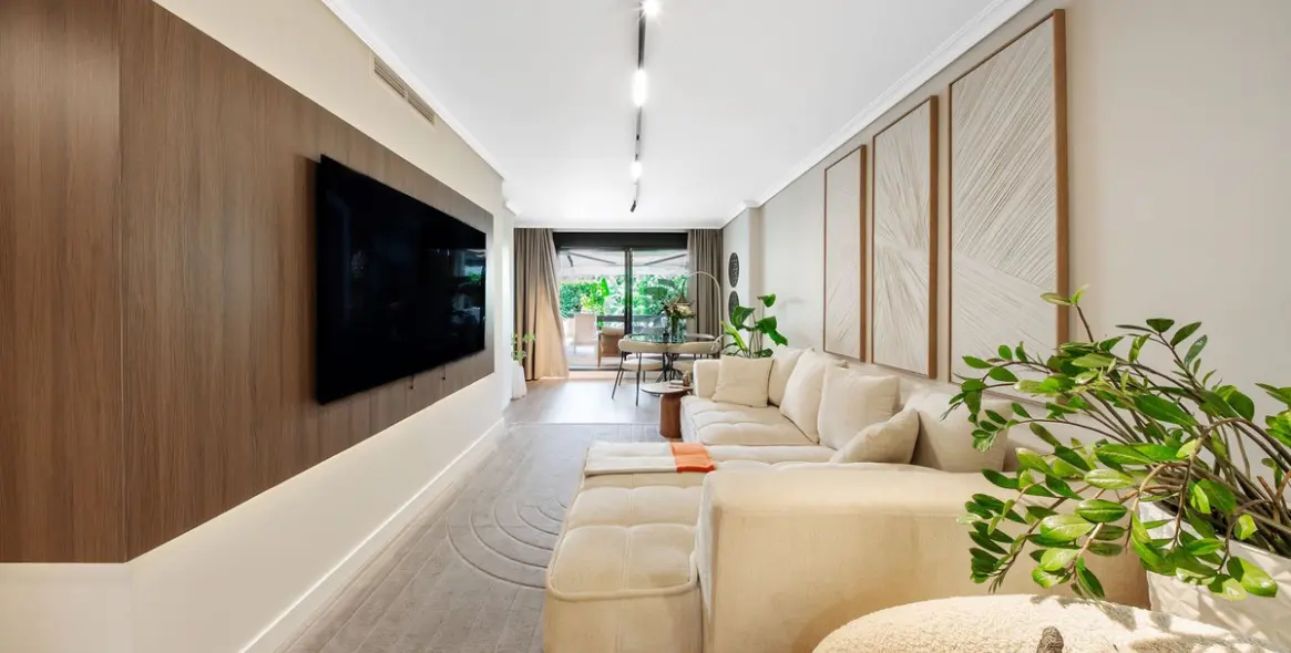Venta de apartamento en planta baja en Selwo 15