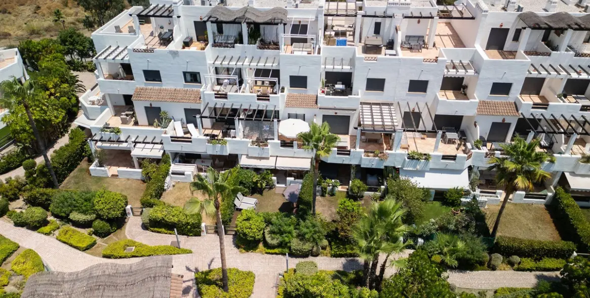 Venta de apartamento en planta baja en Selwo 26
