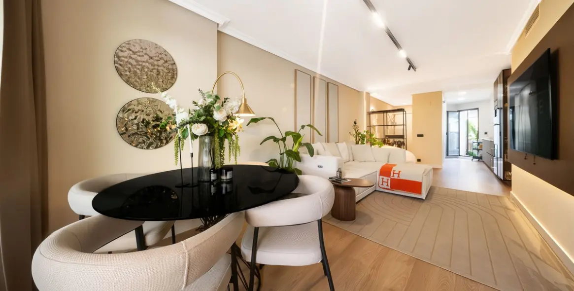 Venta de apartamento en planta baja en Selwo 28