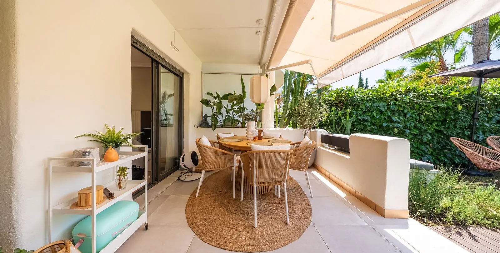 Venta de apartamento en planta baja en Selwo 7
